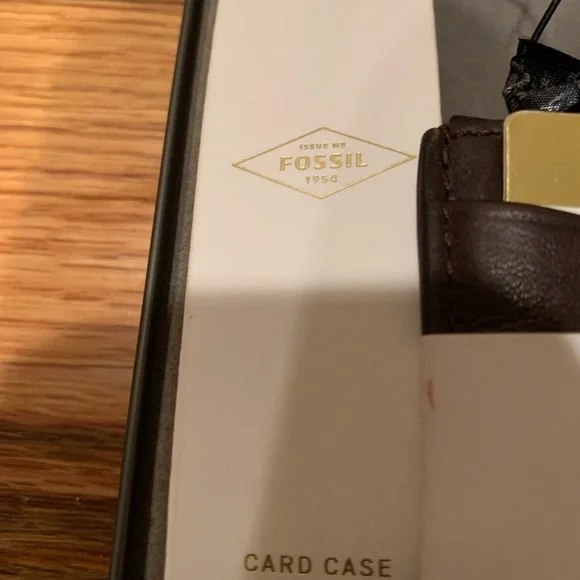 New with Tags and in Metal Box Fossil Leather Card Case With RFID Lining Brown - Picture 7 of 9